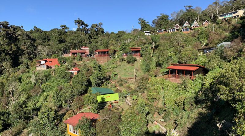 Blick auf die Unterkünfte der Quetzal Paraiso Lodge, Parque N. Los Quetzales, Costa Rica